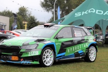 samochód rajdowy marki Skoda, z tyłu namiot zielony z napisem Skoda