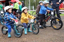 dzieci na rowerach startujące w zawodach rowerowych tuż przed startem