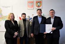 od lewej na zdjęciu: wiceburmistrz Edyta Podmokły, kierownik Patryk Paszkot, prezes Jan Marcinek, burmistrz Tomasz Suś