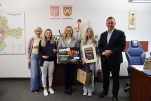 Muzyczna nagroda za ważny przekaz Burmistrz Tomasz Suś , zastępca burmistrza Edyta Podmokły, pełnomocnik burmistrza do spraw uzależnień Magdalena Gaweł z Natalią Brzezińską, laureatką konkursu AntyHejt