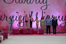 Zawodniczki na podium, obok stoi burmistrz Tomasz Suś, Tatiana Krupowicz, dyrektor MGOKiS Andrzej Topa oraz Krzysztof Żuławiński.