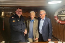 Ryszard Dulski podaje rękę porucznikowi po podpisaniu protokołu przekazania odbiorników.