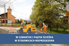 ścieżka w Stojowicach na której stoi walec, naścieżce ustawione znaki blokujące wjazd, w dolnej części na granatowym tle napis w czwartek i piątek ścieżka w Stojowicach nieprzejezdna