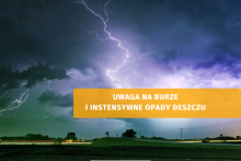 ciemne niebo z błyskawicami burzy w dolnej prawej części na pomarańczowym pasku napis uwaga na burze i intensywne opady deszczu