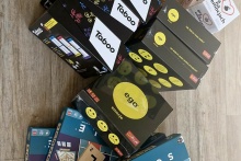 Zestaw nowych gier edukacyjnych i pomocy dydaktycznych ułożonych na podłodze