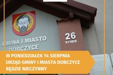 budynek urzędu gminy z herbem Dobczyc.