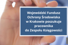 dłoń trzymająca kartkę formatu wizytówki na której jest napisane Wojewódzki Fundusz Ochrony Środowiska w Krakowie poszukuje pracownika do zespołu księgowości