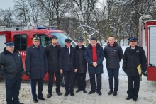 przedstawiciele Gminy Dobczyce z przedstawicielami Województwa Małopolskiego na tle samochodu ratowniczego