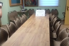 Nowe wyposażenie świetlicy w Brzezowej podłużny stół z krzesłami