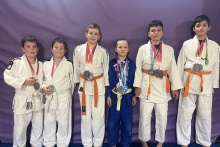 Judocy z Judo Klub Dobczyce z licznymi sukcesami na krajowych i międzynarodowych turniejach Młodzi Judocy z medalami pozują do zdjęcia