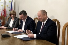 podpisanie umowy, na zdjęciu od lewej: skarbnik Antonina Trojan, burmistrz Tomasz Suś, wojewoda Jan Krzysztof Klęczar
