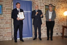 Burmistrz Tomasz Suś odbiera nagrodę w plebiscycie "Najpopularniejszy Burmistrz Małopolski"
