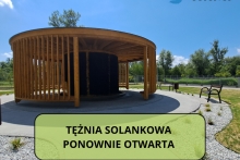 zdjęcie tężni solankowej w Parku Miejskim na dole prostokąt w którym na zielonym tle jest napis: tężnia solankowa ponownie otwarta
