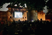 Kino plenerowe w scenerii średniowiecznych murów