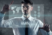 Mężczyzna w białej koszuli prezentuje nowoczesne rozwiązania technologiczne z wykorzystaniem interfejsów cyfrowych.