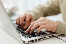 Osoba pisząca na laptopie