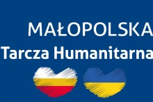 napis „MałopolskaTarcza Humanitarna” i serce w barwach Polski i Ukrainy