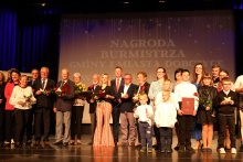 grupa laureatów na scenie