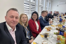 Grupa osób siedząca przy stole. Na pierwszym planie burmistrz Tomasz Suś, wiceburmistrz Edyta Podmokły oraz przewodnicząca Rady Miejskiej Małgorzata Jakubowska