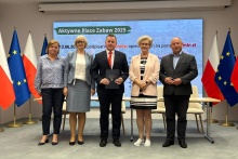 Zdjęcie przedstawiające burmistrza Tomasza Susia, wojewodę Krzysztofa Jana Klęczara, wicewojewodę Elżbietę Achinger, skarbnik Antoninę Trojan oraz dyrektor żłobka Iwonę Hujdus.