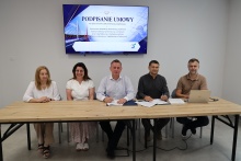 Burmistrz Tomasz Suś z przedstawicielem firmy RS-Projekt sp.z.o.o oraz kierownikiem inwestycji Konradem Skibą, wiceburmistrz Edytą Podmokły oraz przewodniczącą Rady Miejskiej Małgorzatą Jakubowską siedzą przy stole na którym leżą dokumenty i laptop.