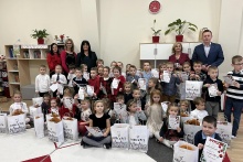 zdjęcie grupowe w sali przedszkolnej przedstawia nagrodzone dzieci wraz z organizatorkami, burmistrzem Tomaszem Susiem i członkiem komisji panią Józefą Żuławińską-Czyż