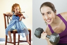 dziwczynka grająca na skrzypcach i kobieta na siłowni