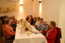 grupa starszych kobiet siedząca przy stoliku