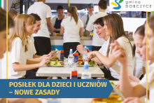 dzieci siedzące na stołówce z posiłkiem