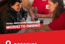 Grafika promująca Szlachetną Paczkę. Dwóch wolontariuszy rozmawia przy stole z seniorką. Na grafice widnieje napis: „Tutaj jeszcze nie pomagamy. Możesz to zmienić” oraz oznaczenie lokalizacji: Dobczyce.