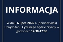 Grafika informacyjna na granatowym tle z białą ramką. U góry znajduje się duży biały napis „INFORMACJA”. Poniżej zamieszczono komunikat: „W dniu 6 lipca 2026 r. (poniedziałek) Urząd Stanu Cywilnego będzie czynny w godzinach 14:30–17:00”. Data „6 lipca 2026 r.” oraz godziny „14:30–17:00” zostały wyróżnione pogrubioną czcionką.