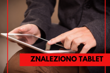dłonie człowieka z czerwonym paskiem 