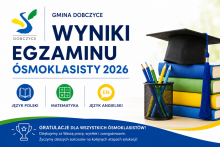 Grafika informacyjna Gminy Dobczyce dotycząca wyników egzaminu ósmoklasisty 2026. Po lewej stronie znajduje się logo Gminy Dobczyce oraz duży granatowy napis „Wyniki egzaminu ósmoklasisty 2026”. Poniżej umieszczono trzy kolorowe ikony symbolizujące przedmioty egzaminacyjne: język polski, matematykę i język angielski. Po prawej stronie widoczne są książki ułożone w stos, na których leży biret absolwenta, a obok znajduje się kubek z kolorowymi ołówkami. W dolnej części grafiki, na granatowym tle z motywem zie