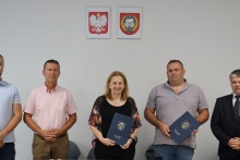 Zdjęcie po podpisaniu umowy, od lewej:kierownik Inwestycji Konrad Skiba, Marcin Wylegała-radny, wiceburmistrz Edyta Podmokły, wykonawca inwestycji oraz Adrian Kusiak- Sołtys Stojowic
