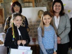 dwie dziewczynki lauratki konkursu wrza z dyrektor Bożeną Korzec i przewodniczącą rady Miejskiej Małgorzatą Jakubowską