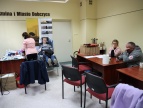 w sali konferencyjnej jedna osoba oddaje krew, przy drugim stanowisku siedzą pracownicy Regionalnego Centrum Krwiodawstwa i Krwiolecznictwa w Krakowie - Oddział Terenowy w Myślenicach