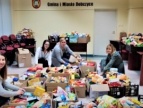 Pracownicy MGOPS w Dobczycach sgregujący zebraną żywność