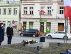 Święto Narodowe 3 Maja w Dobczycach - delegacje składające wiązanki patriotyczne