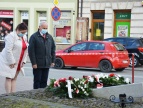 Święto Narodowe 3 Maja w Dobczycach - delegacje składające wiązanki patriotyczne