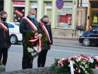 Święto Narodowe 3 Maja w Dobczycach - delegacje składające wiązanki patriotyczne