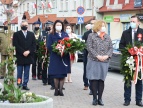Święto Narodowe 3 Maja w Dobczycach - delegacje składające wiązanki patriotyczne