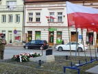 Święto Narodowe 3 Maja w Dobczycach - delegacje składające wiązanki patriotyczne