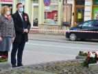 Święto Narodowe 3 Maja w Dobczycach - delegacje składające wiązanki patriotyczne