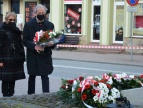 Święto Narodowe 3 Maja w Dobczycach - delegacje składające wiązanki patriotyczne