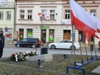 Święto Narodowe 3 Maja w Dobczycach - delegacje składające wiązanki patriotyczne