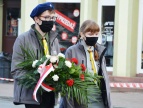 Święto Narodowe 3 Maja w Dobczycach - delegacje składające wiązanki patriotyczne