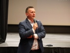 pod sceną w auli przemawia burmistrz Tomasz Suś
