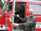 Versmold 2004 rok - Burmistrz Marcin Pawlak z Hansem juergenem Matthiesem przygląda się samochodowi strażackiemu