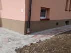 SP Nowa Wieś budynek i chodnik pod nim nowe odwodnienie
