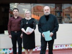 na zdjęciu od lewej dyrektor biblioteki Paweł Piwowarczyk, Dorota Mistarz, kurator Jerzy Fedirko